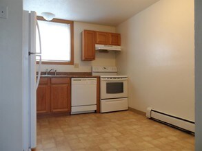 1210 Robins Rd-Unit -1 in Hiawatha, IA - Foto de edificio - Building Photo