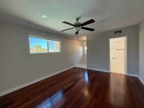 20029 Ingomar St in Los Angeles, CA - Foto de edificio - Building Photo