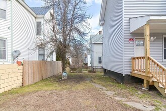 979 Dwight St-Unit -2 in Holyoke, MA - Building Photo - Building Photo