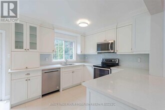 65 Mosaics Ave in Aurora, ON - Building Photo - Building Photo