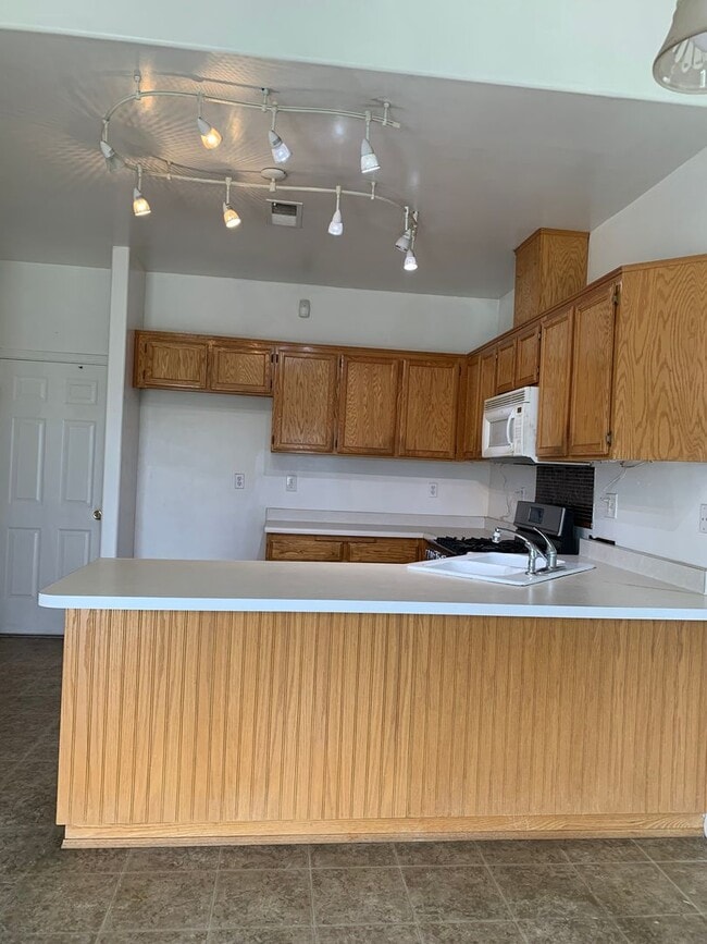 615 Calle Del Sol St in Bakersfield, CA - Building Photo - Building Photo