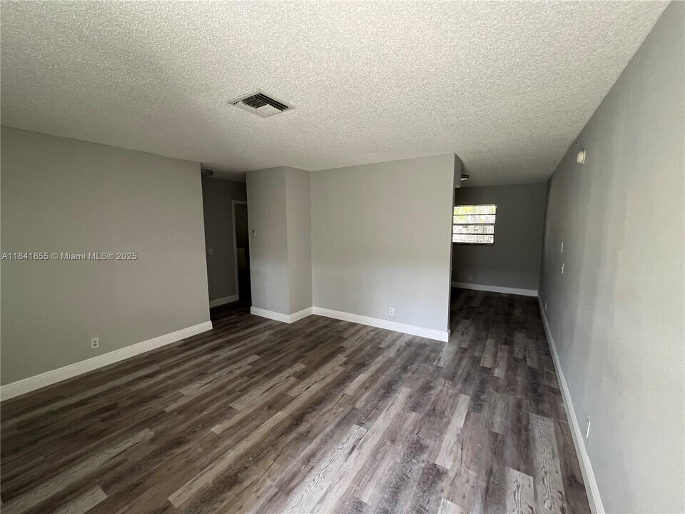 37 SE 15th St in Dania Beach, FL - Building Photo