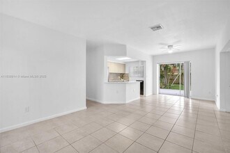 1050 NE 156th St in North Miami Beach, FL - Foto de edificio - Building Photo