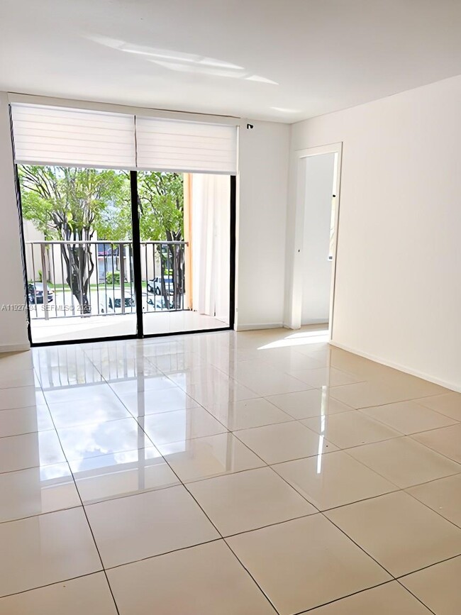 14301 N Kendall Dr in Miami, FL - Building Photo - Building Photo