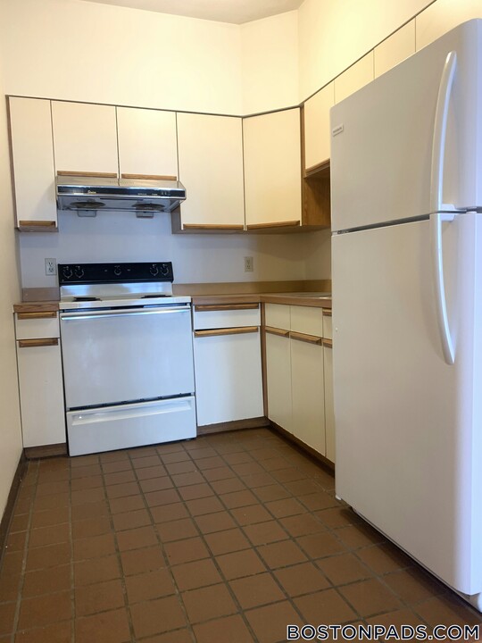 81 Essex St in Boston, MA - Building Photo