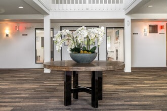 Hummingbird Cove Apartments in Plymouth, MN - Foto de edificio - Building Photo