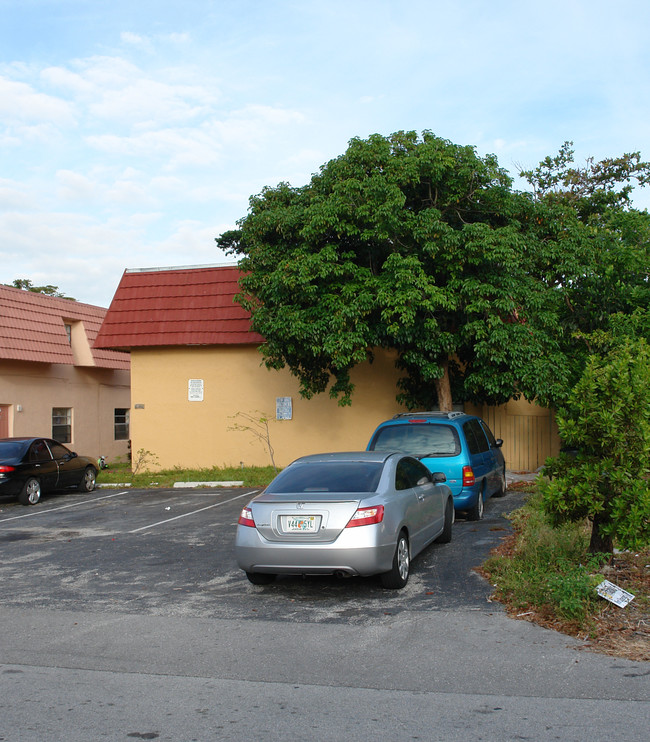 1651-1661 SW 40th Ter in Fort Lauderdale, FL - Building Photo - Building Photo