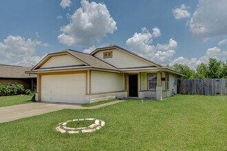 August Pre-Lease! Beautiful 3 Bed, 2 Bath in College Station, TX - Building Photo - Building Photo