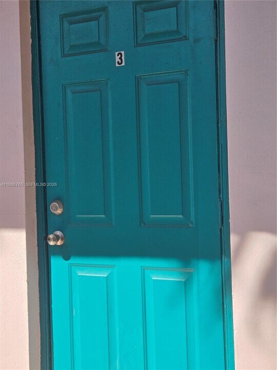 15 W 9th St in Hialeah, FL - Building Photo