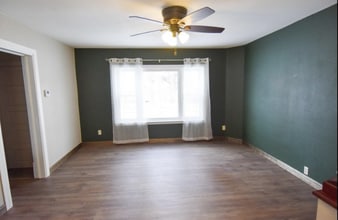 204 Conley Ave S in Thief River Falls, MN - Building Photo - Building Photo