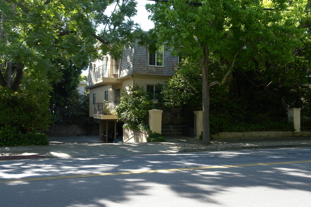 417 Oak Grove Ave in Menlo Park, CA - Building Photo