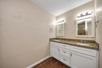 2102 Rolling Glen Dr in Spring, TX - Foto de edificio - Building Photo