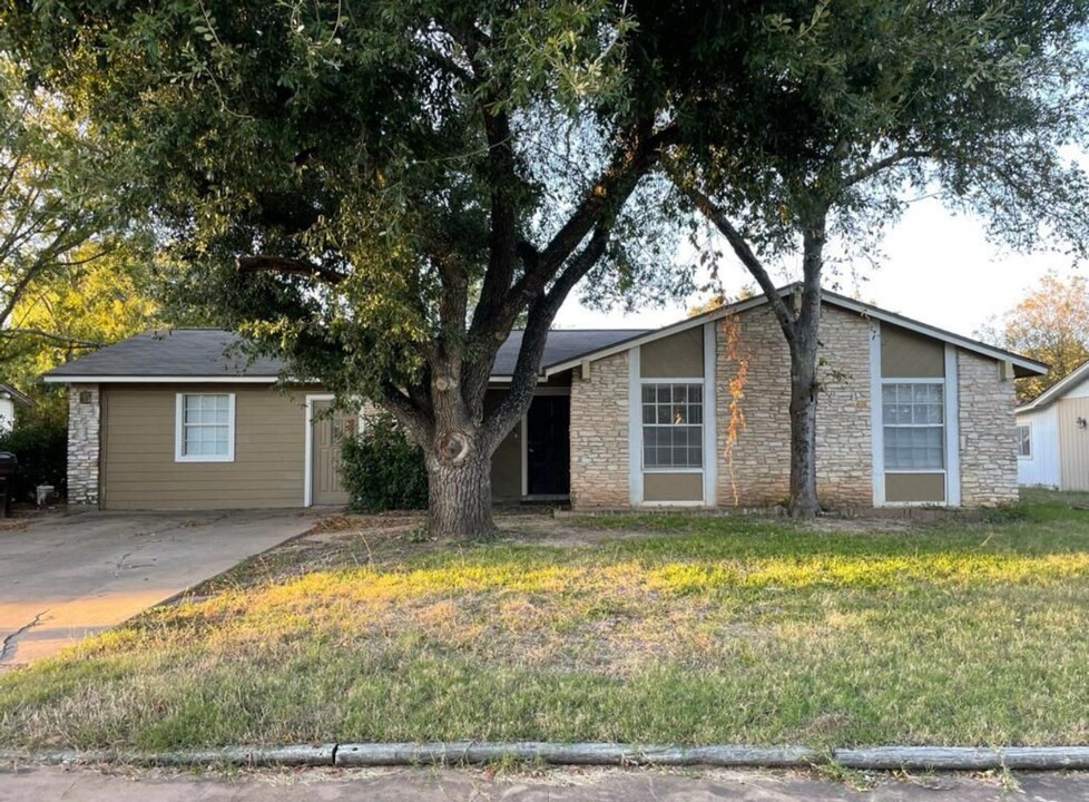 1406 Meadows Dr in Round Rock, TX - Building Photo