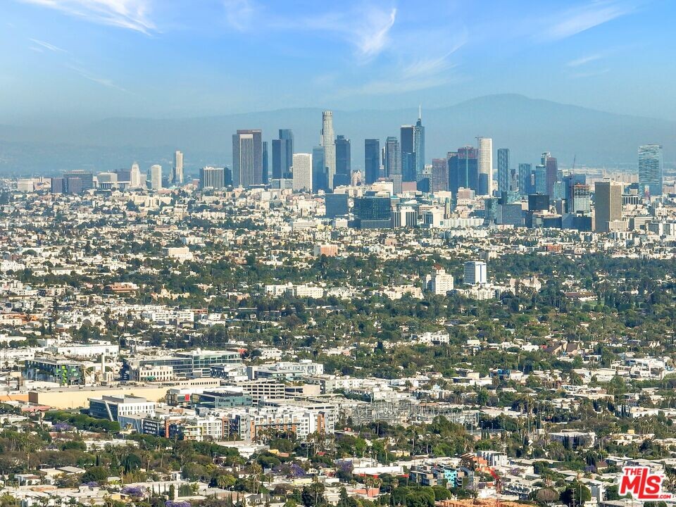 9432 Sierra Mar Pl in Los Angeles, CA - Foto de edificio