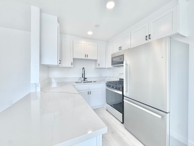 725 S Bernal Ave in Los Angeles, CA - Foto de edificio - Building Photo