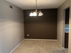 37 Creekside Cir in Elgin, IL - Building Photo - Building Photo