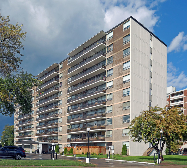 Yorkshire Towers in St Catharines, ON - Building Photo - Building Photo