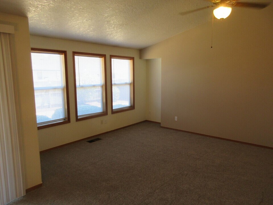 5228 Spring Leaf Ct N in Keizer, OR - Foto de edificio