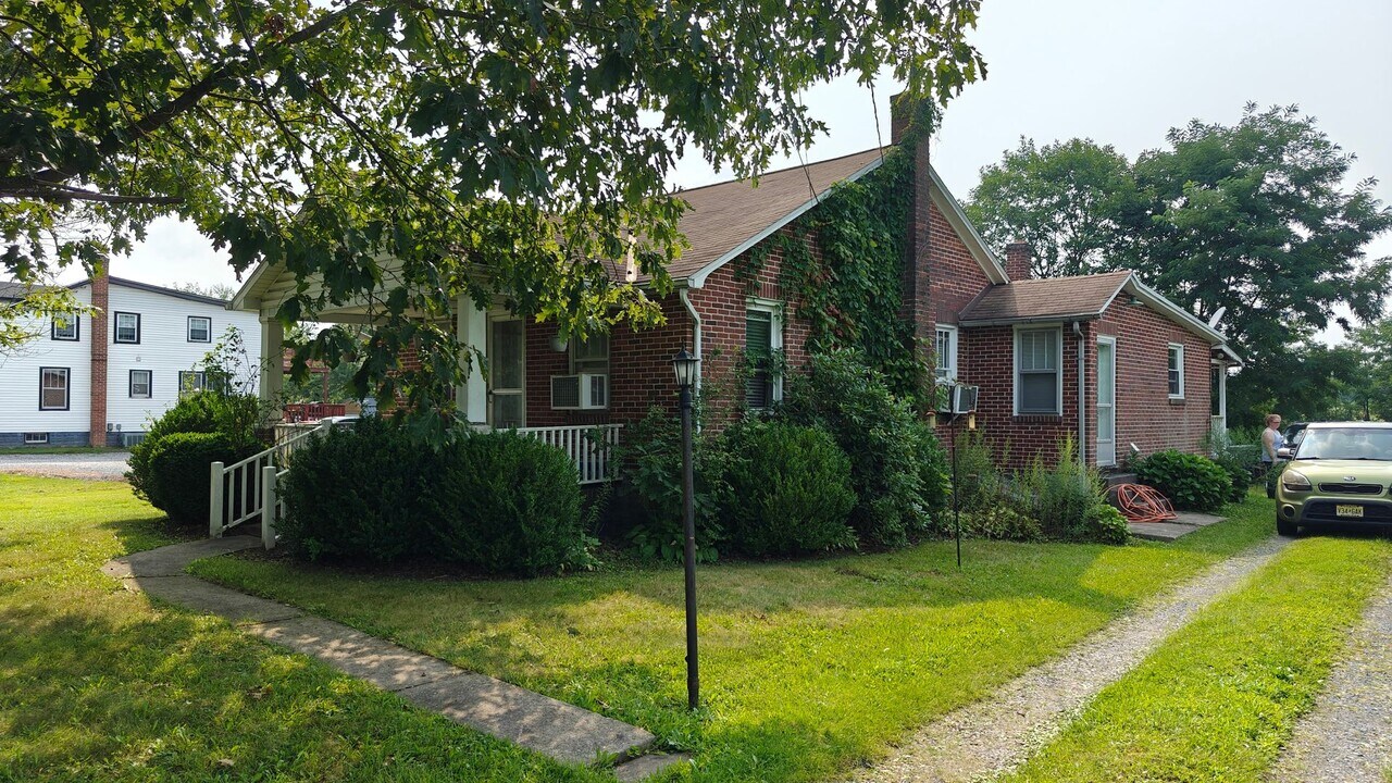 5036 Old Harrisburg Rd in Gettysburg, PA - Foto de edificio