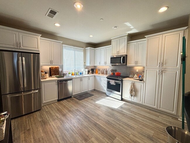 2564 S Escondido Blvd in Escondido, CA - Building Photo - Building Photo