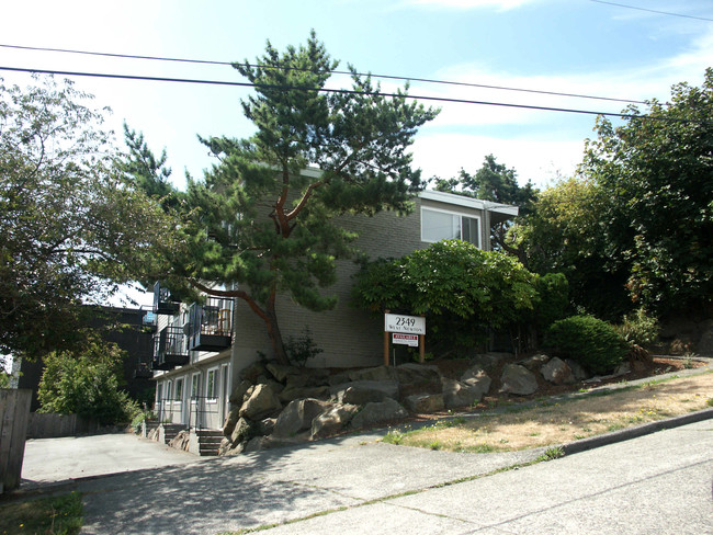 Newton Apartments in Seattle, WA - Building Photo - Building Photo