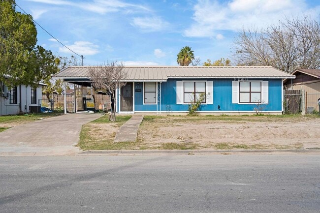 property at 804 E 7th St