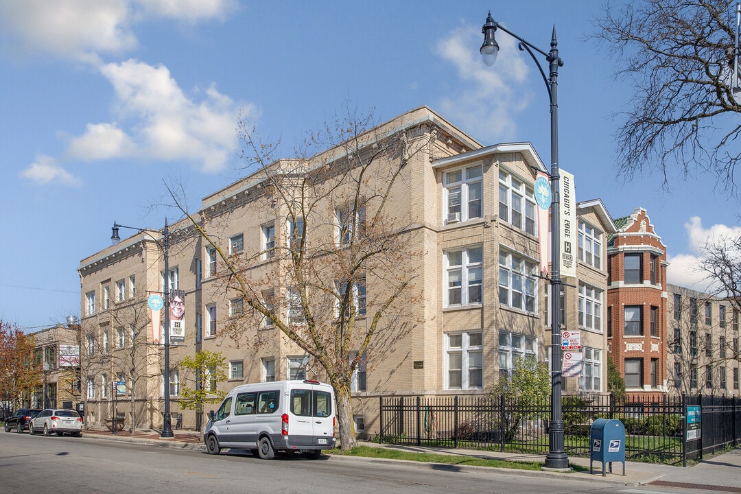 7600 N Sheridan Rd in Chicago, IL - Building Photo