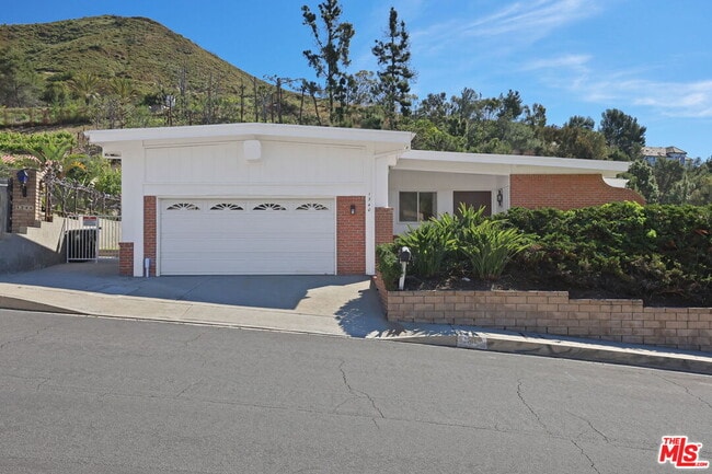 1340 El Hito Cir in Los Angeles, CA - Building Photo - Building Photo