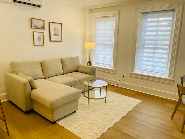 313 C St SE, Unit #2 in Washington, DC - Foto de edificio - Building Photo