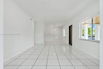 6050 SW 44th Terrace in Miami, FL - Building Photo - Building Photo