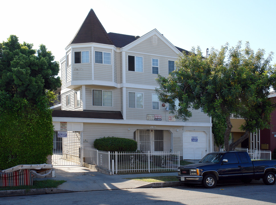 11702 Oxford Ave. in Hawthorne, CA - Building Photo