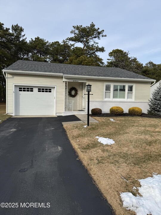 34 Whitmore Dr in Toms River, NJ - Building Photo