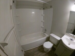 203 Maple Ave, Unit Apartment in Colonial Heights, VA - Foto de edificio - Building Photo