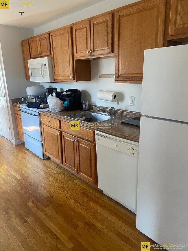 22 High St, Unit 9 in Medford, MA - Building Photo - Building Photo