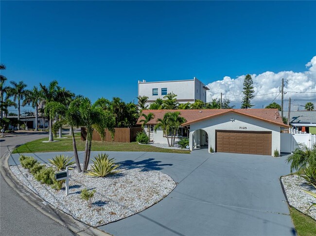 7125 Shore Dr S in South Pasadena, FL - Building Photo - Building Photo