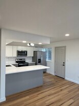 730 E Shore Dr in Pekin, IL - Building Photo