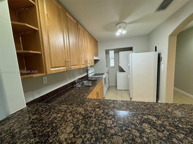 8060 Fairview Dr in Tamarac, FL - Building Photo - Building Photo