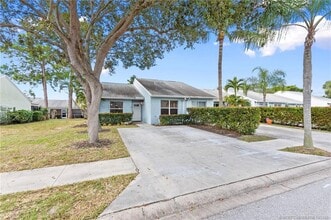 111 Oakwood Dr in Jupiter, FL - Building Photo - Building Photo