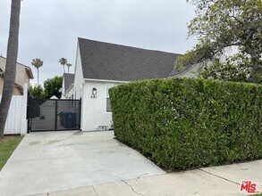 481 S Holt Ave in Los Angeles, CA - Building Photo - Building Photo