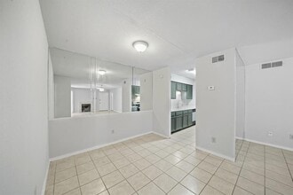 9797 Leawood Blvd, Unit 301 in Houston, TX - Building Photo - Building Photo