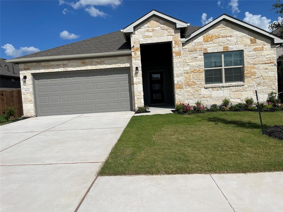 18021 Umberto Dr in Pflugerville, TX - Building Photo