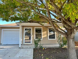 1524 Well St in New Braunfels, TX - Building Photo