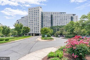 10401 Grosvenor Pl in Rockville, MD - Building Photo