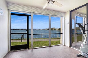 109 Lake Emerald Dr in Oakland Park, FL - Building Photo