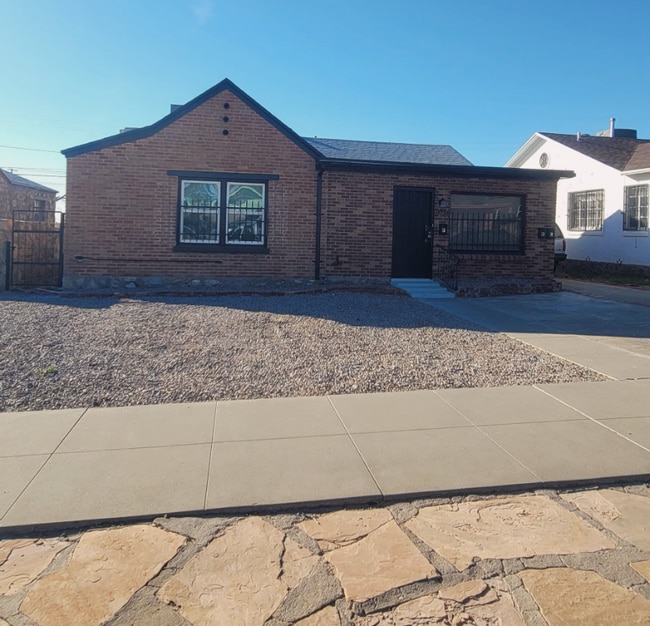 3722 Sacramento Ave in El Paso, TX - Foto de edificio - Building Photo