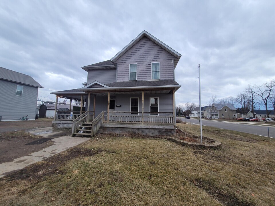 922 17th Ave in Bloomer, WI - Building Photo