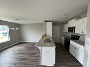 7054 White Pine Ave in Statesboro, GA - Building Photo - Building Photo