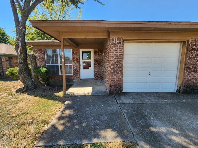 616 SE Gardens Blvd in Burleson, TX - Building Photo - Building Photo