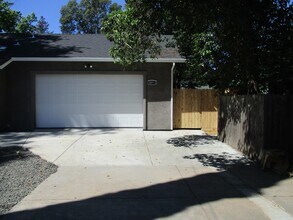 1207 Warner St in Chico, CA - Foto de edificio - Building Photo