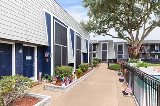 Falls of Maplewood Apartments in Houston, TX - Building Photo - Building Photo